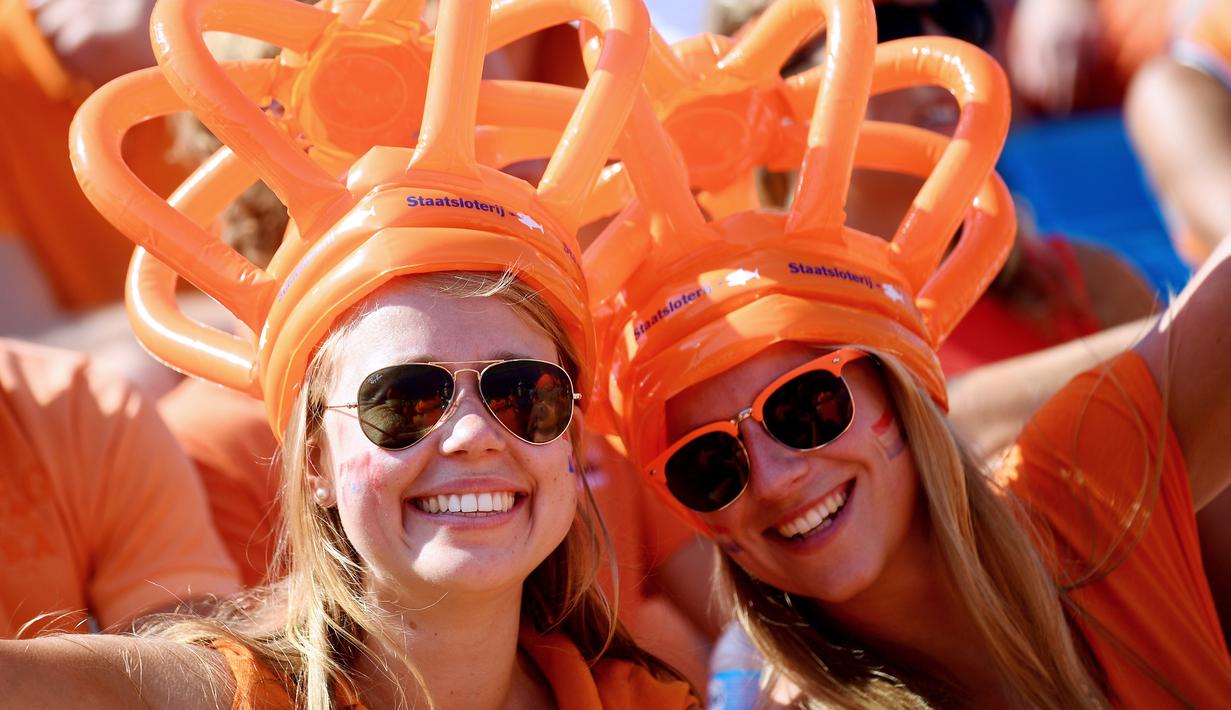 Fans cantik asal Belanda hadir memberikan dukungan saat tim Hockey Belandan melawan Jerman di   Olympic Hockey Centre,  Rio de Janeiro, (17/8/2016). (AFP/Manan Vatsyayana)