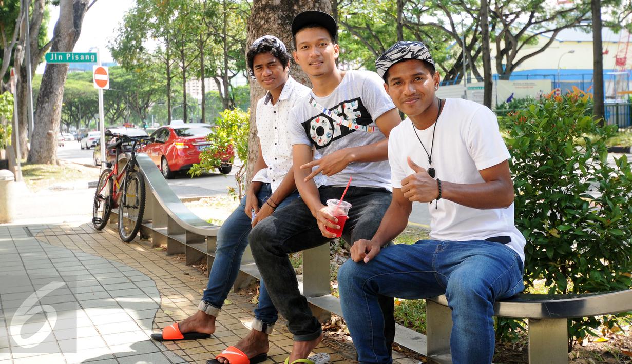 Para penggawa Garuda Muda bersantai sejenak usai melaksanakan ibadah salat Jumat di Masjid Sultan, Bugis, Singapura (5/6/2015). Ilham Udin Armayin, Agung Prasetyo, dan M Abduh Lestaluhu berfoto di salah satu sudut jalan. (Liputan6.com/Helmi Fithriansyah)
