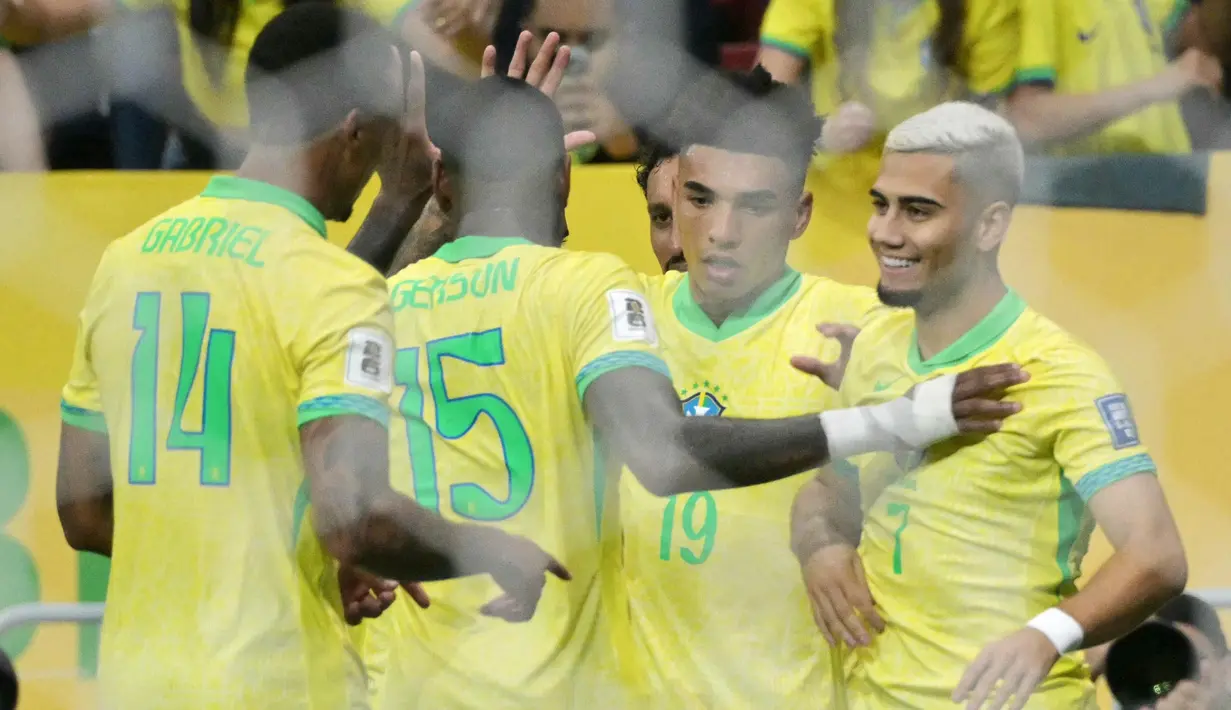 Menit ke-71, Brasil kembali menambah keunggulan lewat aksi pemain pengganti Andreas Pereira (kanan) pada menit ke-71. (NELSON ALMEIDA/AFP)