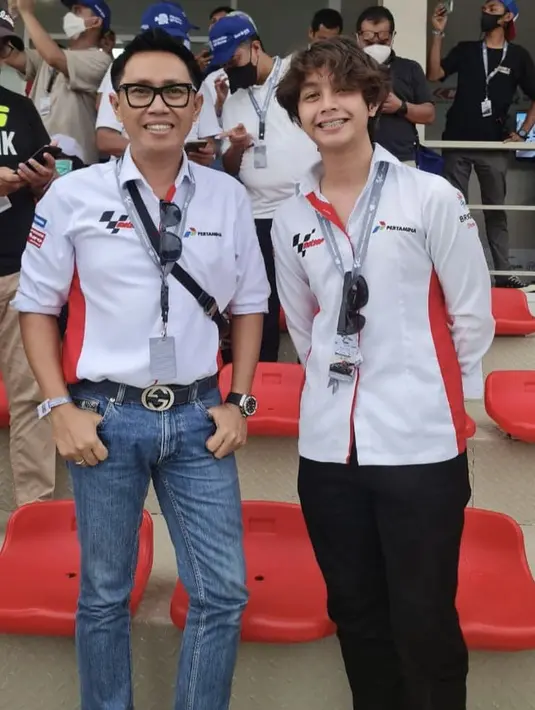 Cannavaro pun mengenakan kemeja panjang putih bertuliskan Pertamina dan MotoGP yang serasi dengan ayah. Ia memadukan dengan celana hitam. @ekopatriosuper