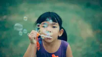 Ilustrasi anak bermain, gelembung. (Photo by Chevanon Photography: https://www.pexels.com/photo/close-up-portrait-of-girl-333529/)