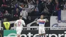 Aksi Pemain Lyon, Memphis Depay (kanan) merayakan golnya ke gawang Everton pada laga grup E Europe League di Groupama Stadium, Lyon, (2/11/2017). Everton kalah 0-3. (AP/Laurent Cipriani)