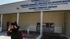 Seorang Muslim berdiri di luar bangunan masjid resmi pertama di Kota Athena, Yunani pada Jumat (7/6/2019). Masjid tersebut akan siap digunakan untuk beribadah puluhan ribu umat Muslim di Athena setelah melalui proses pembangunan selama lebih dari satu dekade. (Aris MESSINIS / AFP)