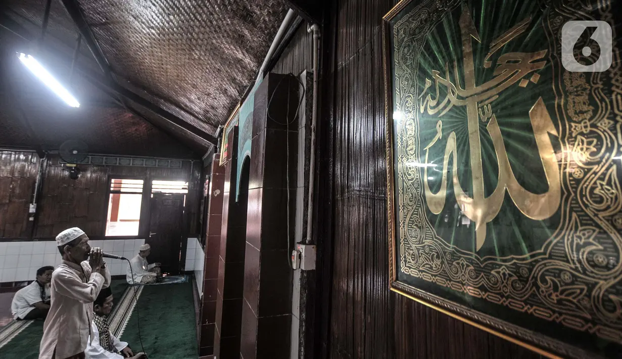 Kohar saat mengumandangkan azan di Masjid Jami Al Alam, Cilincing, Jakarta, Kamis (22/4/2021). Di sinilah para pasukan gabungan Kesultanan Demak dan Cirebon di bawah pimpinan Falatehan menjalankan ibadah sekaligus menyiarkan agama Islam. (merdeka.com/Iqbal S.Nugroho)