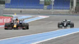 Pembalap Max Verstappen sebelum melintasi garis finis untuk memenangkan F1 GP Prancis di Sirkuit Paul Ricard, Le Castellet, Prancis, Minggu (20/6/2021). Max Verstappen tercepat di F1 GP Prancis. (AP Photo/Francois Mori)