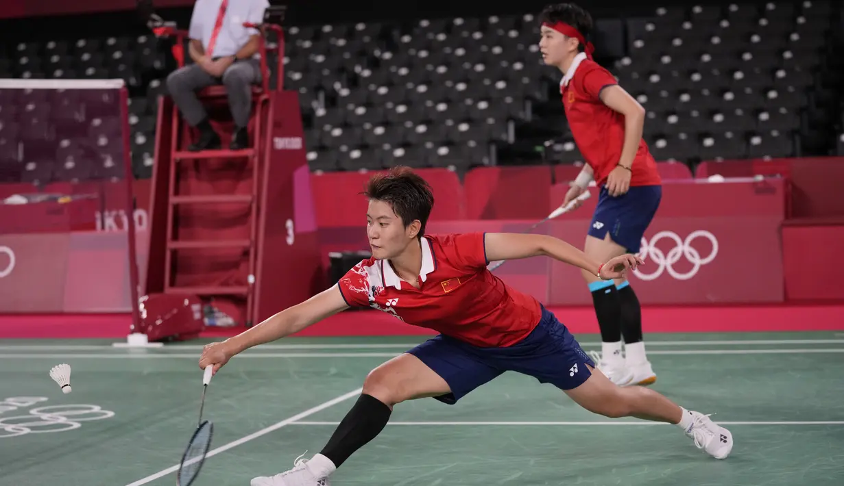 Pebulu tangkis China Yue Du/Yin Hui Li saat melawan pebulu tangkis Indonesia Greysia Polii/Apriyan Rahayu pada perempat final ganda putri di Olimpiade Tokyo 2020, Tokyo, Jepang, Kamis (29/7/2021). Greysia Polii/Apriyan Rahayu menang. (AP Photo/Dita Alangkara)
