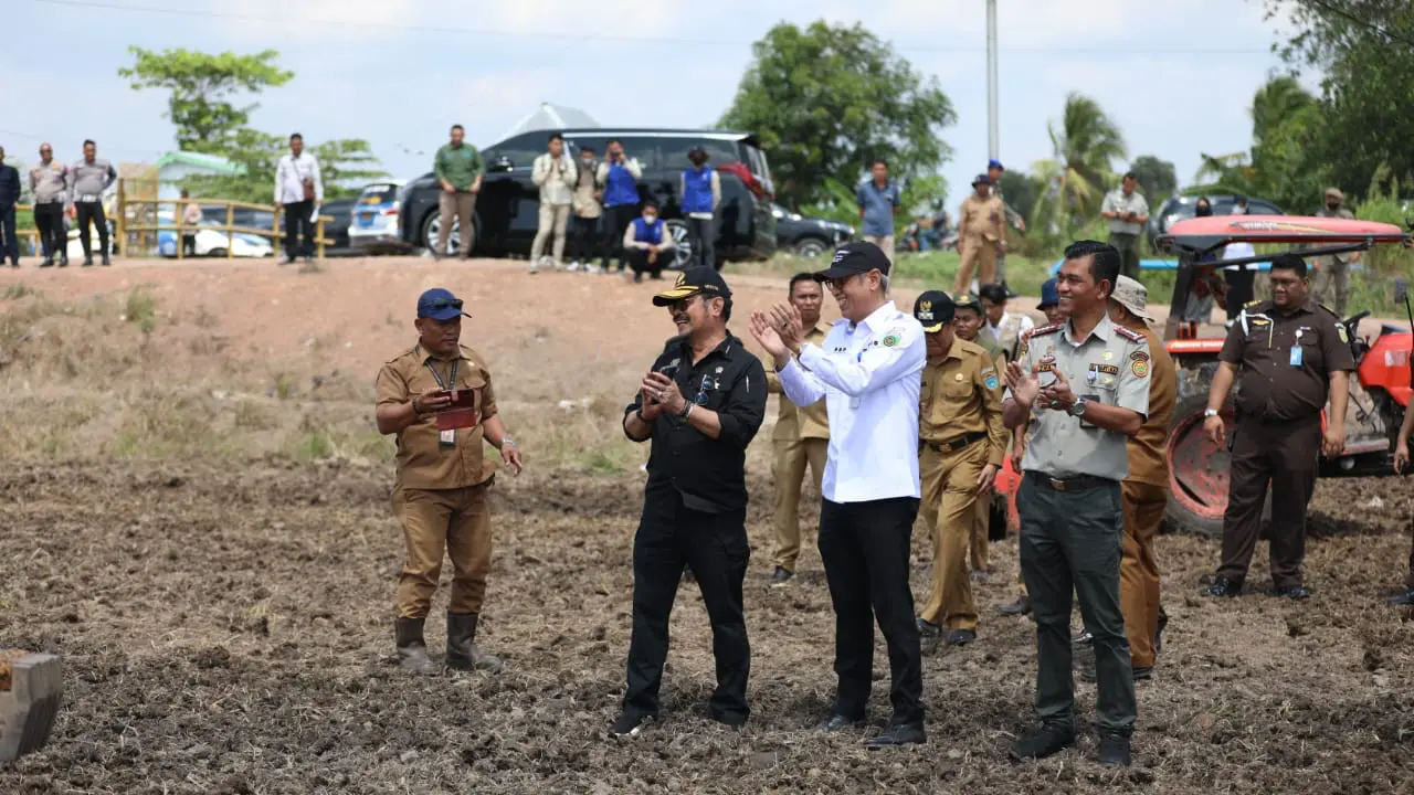 Mentan SYL Tinjau Tanam Padi Perdana Gernas El Nino di Sumsel, Pastikan Kondisi Beras Aman