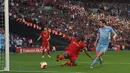 Pemain Manchester City Bernardo Silva (kanan) mencetak gol ke gawang Liverpool pada pertandingan sepak bola semifinal Piala FA di Stadion Wembley, London, Inggris, 16 April 2022. Liverpool menang 3-2. (Glyn KIRK/AFP)