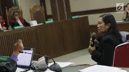 Indung, bawahan Bowo Sidik Pangarso di PT Inesia menjawab pertanyaan saat menjadi saksi pada sidang lanjutan dugaan suap pengangkutan pupuk dengan terdakwa Marketing Manager PT Humpuss Transportasi Kimia, Asty Winasti, Pengadilan Tipikor, Jakarta, Rabu (10/7/2019). (Liputan6.com/Helmi Fithriansyah)