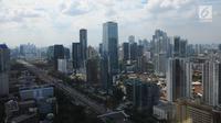 Deretan gedung bertingkat terlihat dari jendela gedung pencakar langit di kawasan Jakarta, Kamis (2/5/2019). Sebagian besar atau 42 persen dari gedung-gedung pencakar langit memiliki ketinggian di atas 150 meter umumnya digunakan untuk perkantoran. (Liputan6.com/Angga Yuniar)