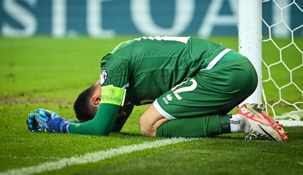 Pada laga dini hari tadi, keunggulan tuan rumah Slovenia lewat tendangan penalti B. Sesko pada menit ke-41 babak pertama, bisa disamakan pada awal babak kedua oleh gol Ramazan Orazov, tepatnya pada menit ke-48. (Jure Makovec/AFP)