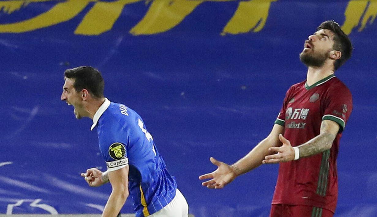 Pemain Wolverhampton Wanderers, Ruben Neves, tampak kecewa usai pemain Brighton and Hove Albion, Lewis Dunk, mencetak gol pada laga Liga Inggris di Stadion Amex, Sabtu (2/1/2021). Kedua tim bermain imbang 3-3. (Gareth Fuller/POOL/AP)