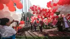 Sejumlah warga berfoto dengan balon berwarna merah putih yang menghiasi halaman Balai Kota, Jakarta, Senin (8/5). Balon-balon tersebut merupakan bentuk dukungan moril untuk Gubernur DKI Jakarta Basuki Tjahaja Purnama (Ahok). (Liputan6.com/Faizal Fanani)