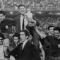 Tim nasional Spanyol saat merayakan keberhasilannya meraih trofi Piala Eropa 1964 usai mengalahkan Uni Soviet 2-1, di Santiago Bernabeu, 21 Juni 1964. (UEFA)