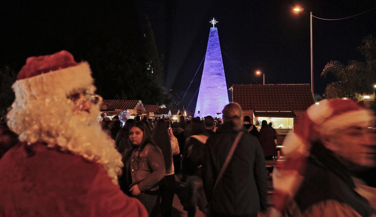 FOTO: Lebanon Bangun Pohon Natal Raksasa dari Botol ...