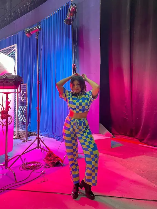 Kemeja motif dan celana baggy menjadi fashion item yang selalu diandalkan. (Foto: Instagram/ @szaaraza)