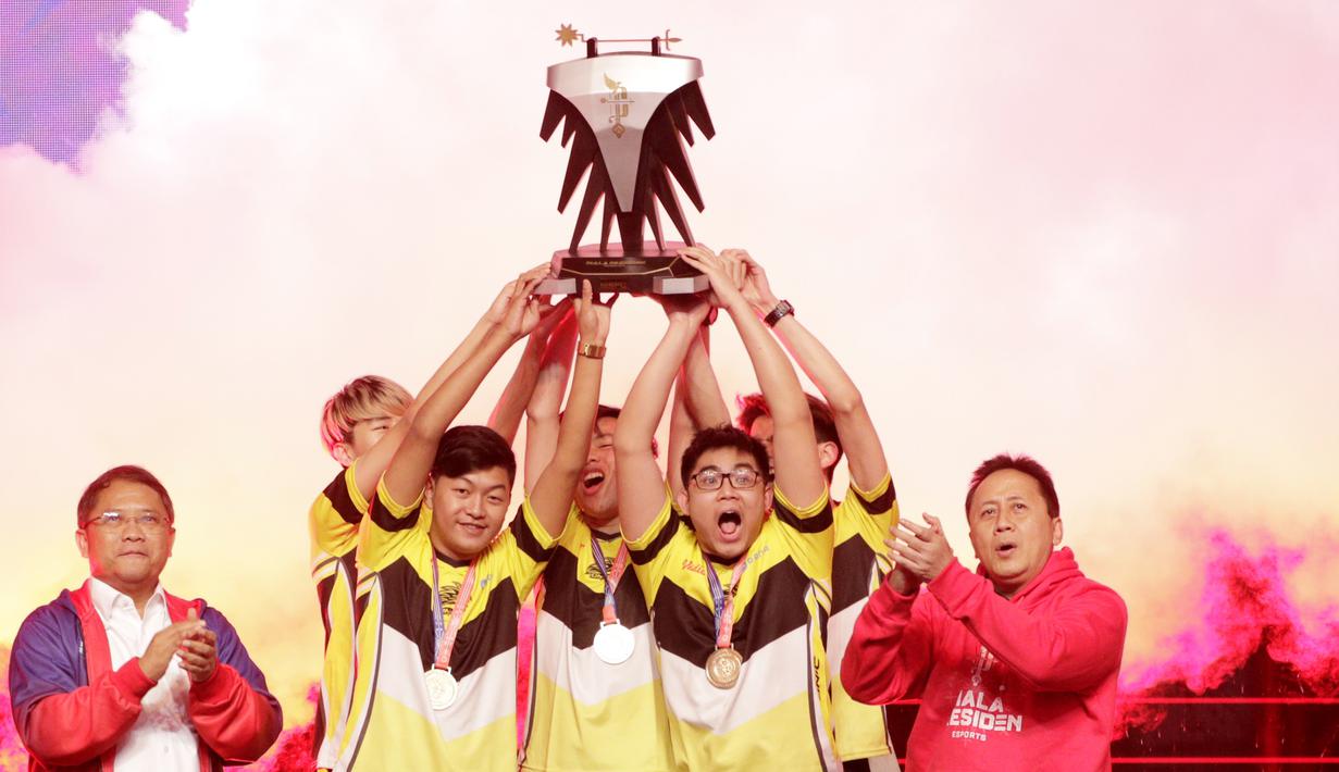 Tim Onic Esports merayakan gelar juara usai mengalahkan Louvre Juggernaut pada final Piala Presiden Esports 2019 di Istora Jakarta, Minggu (31/3). Onic Esports menang 3-0 atas Louvre Juggernaut. (Bola.com/M Iqbal Ichsan)