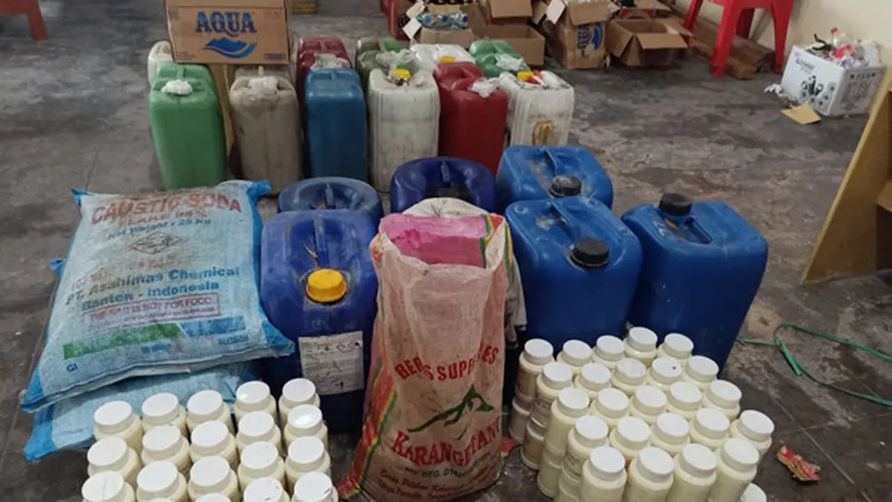 Barang bukti tersebut didapati di dalam gudang milik seorang pria berinisial JP (50), warga Kelurahan Dumuhung, Kecamatan Tahuna Timur, Kabupaten Kepulauan Sangihe.
