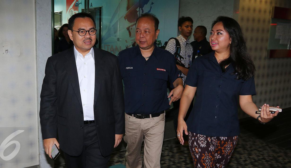 Pemred Liputan6.com, Mohamad Teguh (tengah) mendampingi Menteri ESDM Sudirman Said (kiri) saat kunjungan ke SCTV Tower, Jakarta, Rabu (4/5). Dalam kesempatan tersebut, Sudirman Said menjadi narasumber untuk Liputan6. (Liputan6.com/Angga Yuniar)