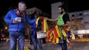 Seorang sukarelawan membagikan bendera "Estelada" (bendera separatis Catalan) sebelum laga Liga Champions grup E antara Barcelona dan Bate Borisov di Stadion Camp Nou, Barcelona, Spain, Rabu (4/11/2015). (REUTERS/Albert Gea)