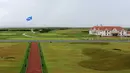 Bendera Skotlandia terlihat di tengah lapangan golf di Golf Resort Trump Turnberry milik Donald Trump di Skotlandia, 13 Juni 2016. Beberapa kejuaraan besar dalam sejarah golf pernah berlangsung di Turnberry. (REUTERS/Tom Bergin)