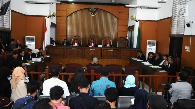 Jalani Sidang Perdana, Ratna Sarumpaet Kenakan Rompi Tahanan