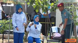 Citizen6, Surabaya: Ketua Pengurus Gabungan Jalasenastri Korps Marinir, Ny. Meidy Astuti A Faridz Washington membuka lomba memancing ikan di kolam pancing lapangan tembak FX. Soepramono Karang Pilang, Surabaya (23/10). (Pengirim: Budi Abdillah). 