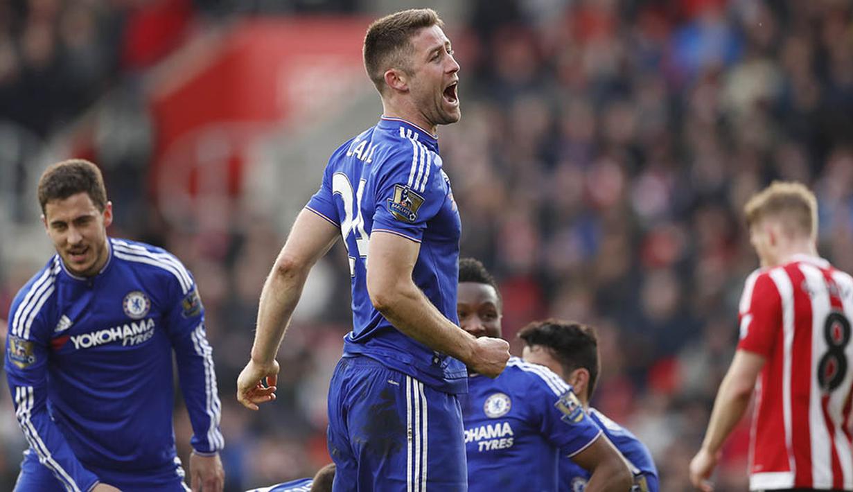 Para pemain Chelsea merayakan gol kemenangan yang dicetak Branislav Ivanovic ke gawang Southampton pada laga Liga Premier Inggris di Stadion St Mary, Sabtu (27/2/2016). Southampton takluk 1-2 dari Chelsea. (Reuters/John Sibley)