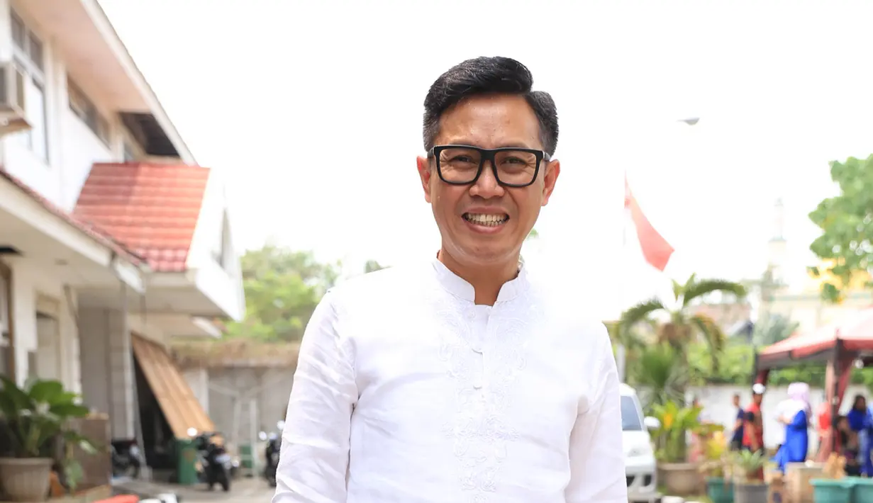 Presenter Eko Patrio berpose untuk difoto awak media usai melihat proses pemotongan hewan kurban di kawasan Cipinang, Jakarta, Jumat (1/9). Idul Adha 1438 H Eko Patrio berkurban di beberapa tempat. (Liputan6.com/Herman Zakharia)