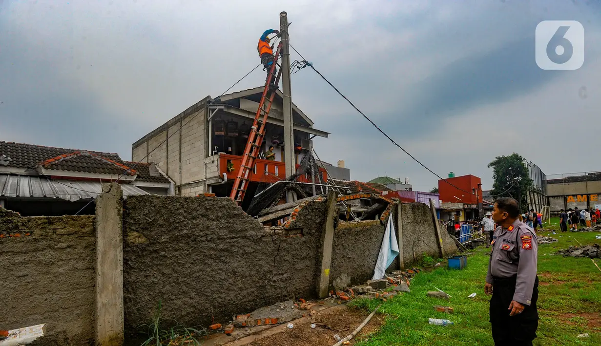 Tembok itu runtuh saat hujan deras.  (merdeka.com/Arie Basuki)