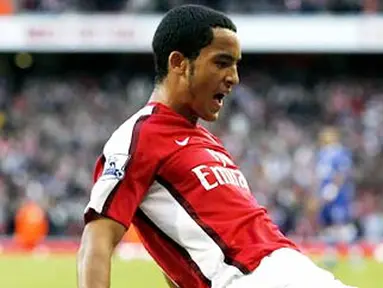 Arsenal's striker Theo Walcott celebrates after scoring against Everton during their Premier League football match at the Emirates Stadium, London, on October 18, 2008. AFP PHOTO/Glyn Kirk