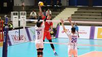 Pemain tim bola voli putra Indonesia, Rivan Nurmulki melepaskan spike di depan dua pemain Filipina pada laga pertama Grup A cabor bola voli putra SEA Games 2023 di Olympic Complex Indoor Main Hall, Phnom Penh, Kamboja, Rabu (3/5/2023). Tim bola voli putra Indonesia menang 3-0 (25-18, 25-18, 25-23). (Bola.com/Abdul Aziz)