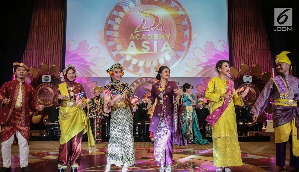 Peserta Dangdut Academy Asia 4 asal Malaysia unjuk kemampuan beryanyi saat press conference di SCTV Tower, Jakarta, Kamis (18/10). Enam negara Asia akan mengikuti Dangdut Academy Asia 4. (Liputan6.com/Faizal Fanani)