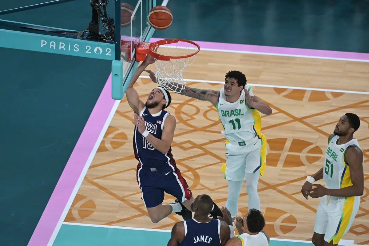 Pemain Amerika Serikat Devin Booker menerobos pertahanan Brasil di perempat final Olimpiade 2024