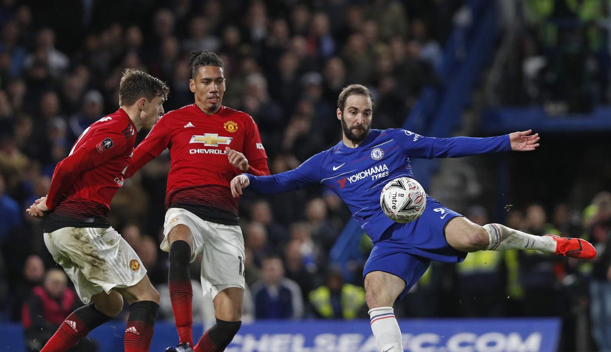 Gonzalo Higuain melepaskan tendangan pada babak kelima FA Cup yang berlangsung di stadion Stamford Bridge, London, Selasa (19/2). Man United menang 2-0 atas Chelsea. (AFP/Adrian Dennis)