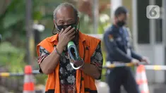 Mantan anggota DPRD Kota Bandung, Kadar Slamet berjalan akan menandatangani surat perpanjangan penahanan di Gedung KPK, Jakarta, Rabu (13/5/2020). Kadar tertangkap terkait dugaan korupsi pengadaan tanah untuk RTH di lingkungan Pemerintah Kota Bandung Tahun 2012-2013. (merdeka.com/Dwi Narwoko)
