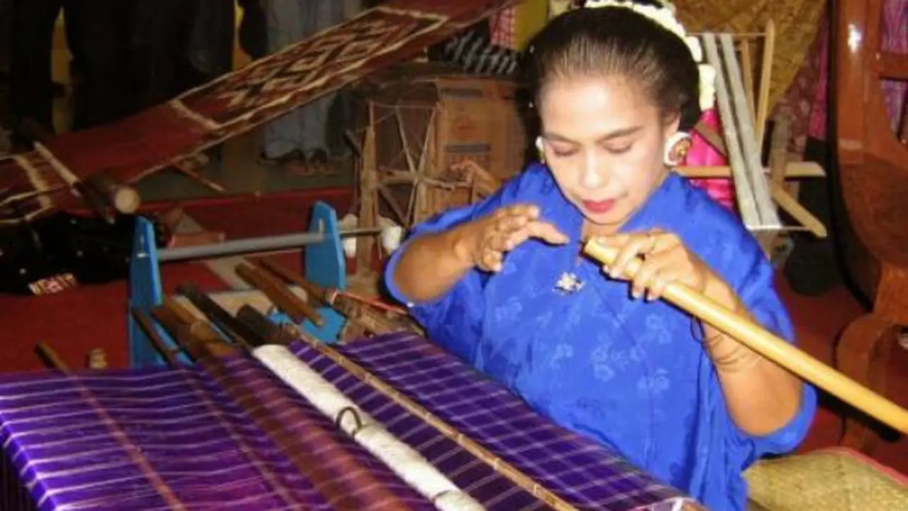 Asal Usul dan Makna Lipa Saqbe, Kain Tenun Sutra Cantik Khas Suku Mandar Sulawesi Barat