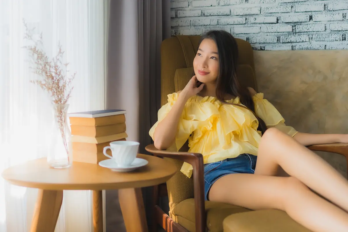 perempuan dan melamun