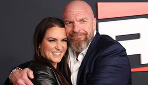 Para eksekutif bisnis AS dan mantan pegulat profesional Paul Levesque alias Triple H dan Stephanie McMahon menghadiri pemutaran perdana WWE Monday Night RAW milik Netflix di Intuit Dome, Inglewood, California, pada 6 Januari 2025. (Michael Tran / AFP)
