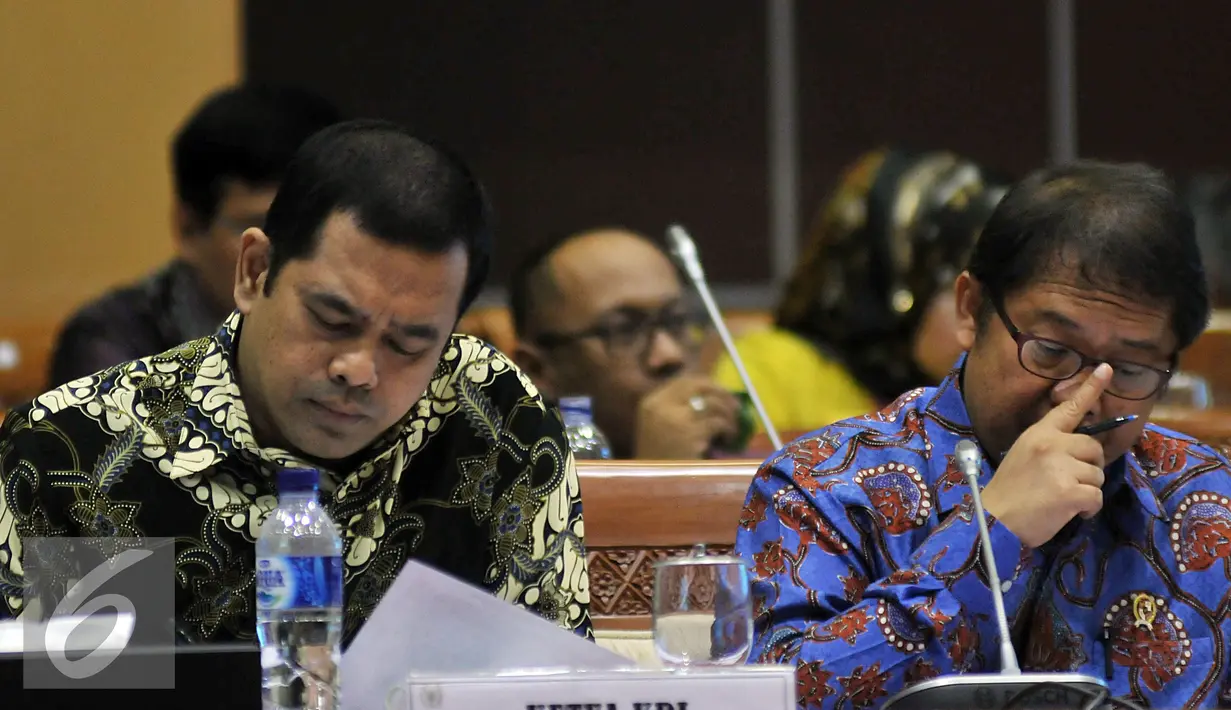 Menkominfo Rudiantara (kanan) bersama Ketua KPI Pusat, Judhariksawan saat mengikuti Rapat Intern Panja RUU tentang Penyiaran dengan Komisi I DPR, Jakarta, Kamis (3/3). Rapat membahas Penyusunan/Perumusan RUU tentang Penyiaran. (Liputan6.com/Johan Tallo)