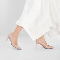 Sepatu nude (https://www.charleskeith.eu/mt/shoes/shoes-all/view-all/classic-pointed-toe-court-shoes-nude-ck1-60920122.html)