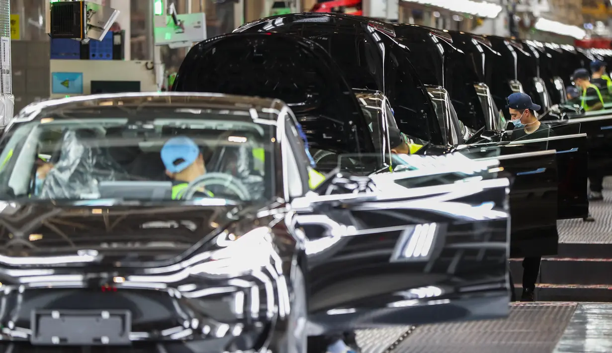 Para karyawan bekerja di Gigafactory Tesla, Shanghai, China, 20 November 2020. (Xinhua/Ding Ting)
