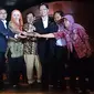 Smartfren bersama mitra memamerkan penghargaan MDG Awards 2013 (Liputan6.com)