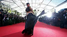 Model sekaligus sosialita Kendall Jenner berpose di atas karpet merah saat menghadiri pemutaran film "Youth" dalam Festival Film Cannes ke-68 di Cannes, Perancis, Rabu (20/5). (REUTERS/Eric Gaillard)
