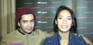 Reza Rahadian dan Tara Basro berperan menjadi pasangan dalam serial ‘Halfwords’. Mereka berdua adalah pasangan Demit, Reza Rahadian memerankan Tony yang menjadi genderuwo dan Tara yang menjadi Ros sebagai kuntilanak.