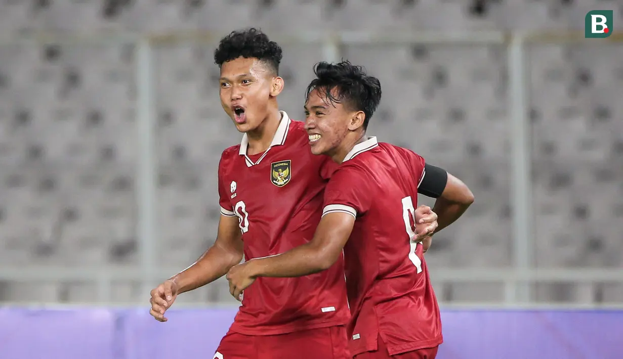 <p>Pemain Timnas Indonesia, Arkhan Fikri (kanan) merayakan gol pertama timnya ke gawang Timnas Fiji bersama rekannya, Ginanjar Wahyu Ramadhani pada laga International Friendly Match U-20 di Stadion Utama Gelora Bung Karno (SUGBK), Jakarta, Jumat (17/02/2023). (Bola.com/Bagaskara Lazuardi)</p>