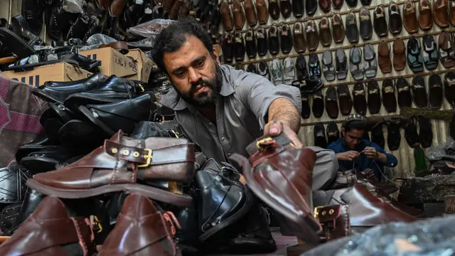 Jelang Idul Fitri 1447 Hijriah, Pasar dan Pembuat Sepatu Khas Pakistan Diserbu Pengunjung