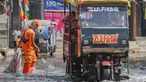Petugas Penanganan Prasarana dan Sarana Umum (PPSU) membersihkan sampah pada genangan air rob yang melanda wilayah Muara Angke, Jakarta Utara, Selasa (19/11/2024). (merdeka.com/Arie Basuki)