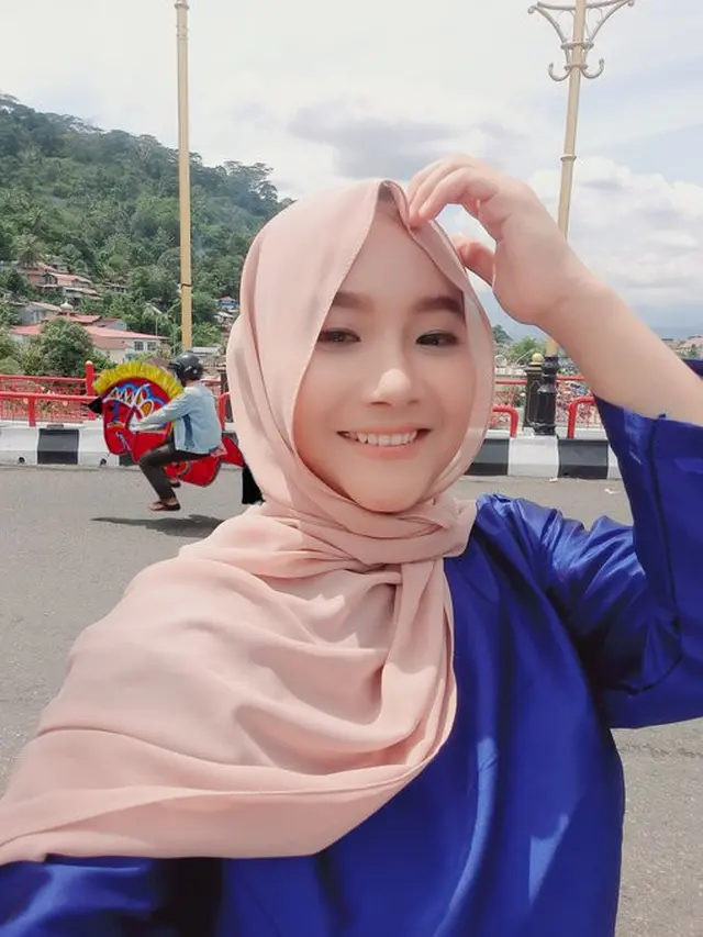Minta Motor di Belakang Dihilangkan, 6 Hasil Edit Foto Cewek Ini Kocak