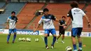 Sejumlah pemain Gamba Osaka melakukan latihan ringan di Stadion GBK Jakarta, Jumat (23/1/2015). Gamba Osaka akan melakukan laga uji coba melawan Persija Jakarta pada Sabtu (24/1). (Liputan6.com/Helmi Fithriansyah)